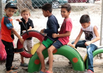 (FOTOS) Jóvenes transforman llantas en vistosas artesanías