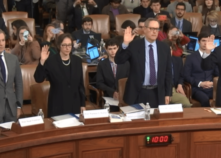 Tres abogados constitucionalistas sostienen que Trump cometió ofensas de destitución