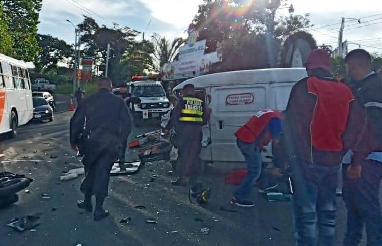 Accidente de tránsito deja dos lesionados en Cojutepeque