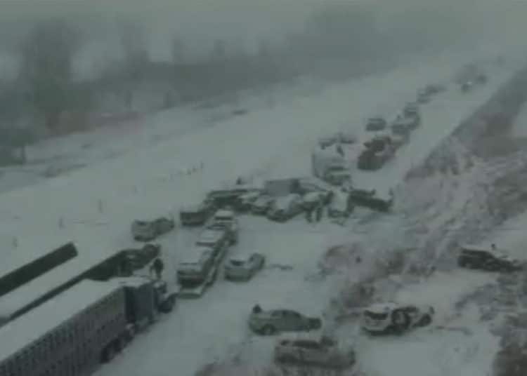 (VIDEO) Choque entre 50 automóviles por nevadas en Iowa deja al menos un herido