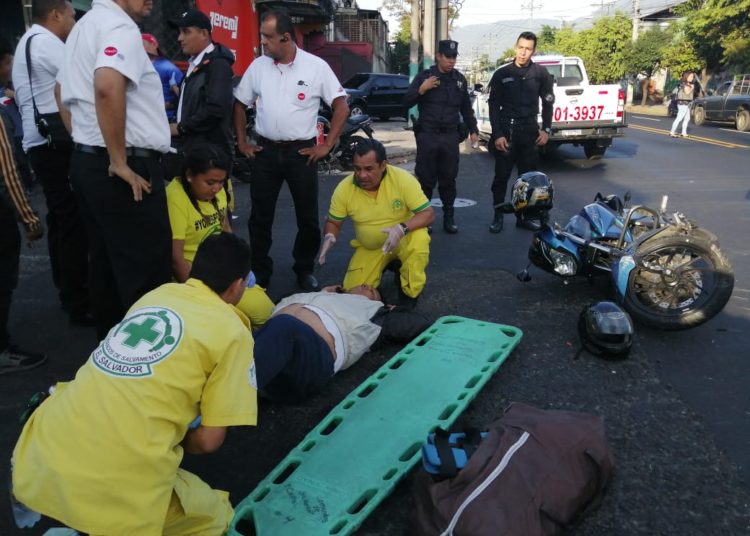 Dos motociclistas resultaron con heridas luego que un vehículo los impactara sobre la 29 Calle Oriente