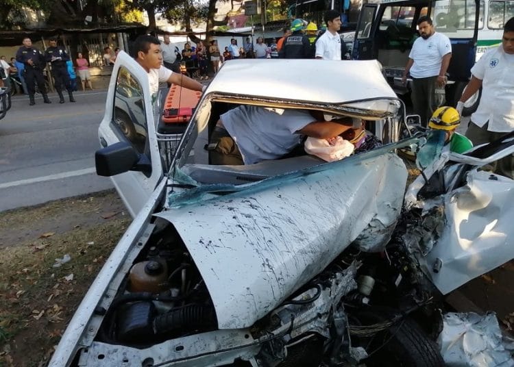 Rescatan a hombre que quedó atrapado entre los hierros de su vehículo en carretera a Metapán