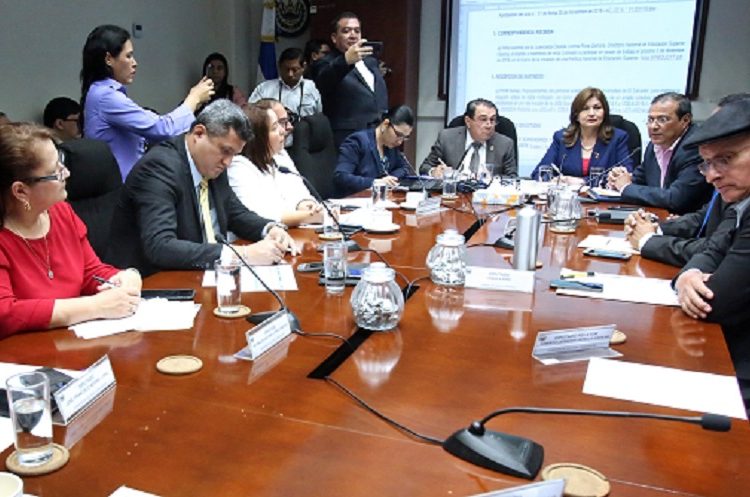 Colectivo de docentes UES piden investigar elección de nuevas autoridades