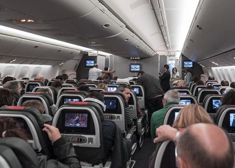 Aerolinea obligó a una pasajera a cambiarse de camiseta por llevar la inscripción «Viva Satanás»
