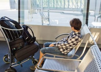 Un niño fue obligado a cambiarse de camisa antes de abordar avión en Sudáfrica