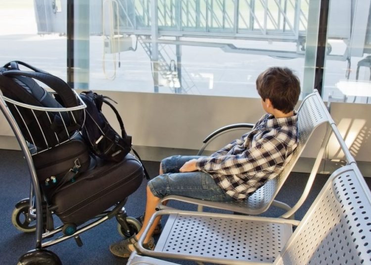 Un niño fue obligado a cambiarse de camisa antes de abordar avión en Sudáfrica