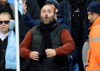 Detienen a aficionado por hacer gestos racistas durante partido en Manchester