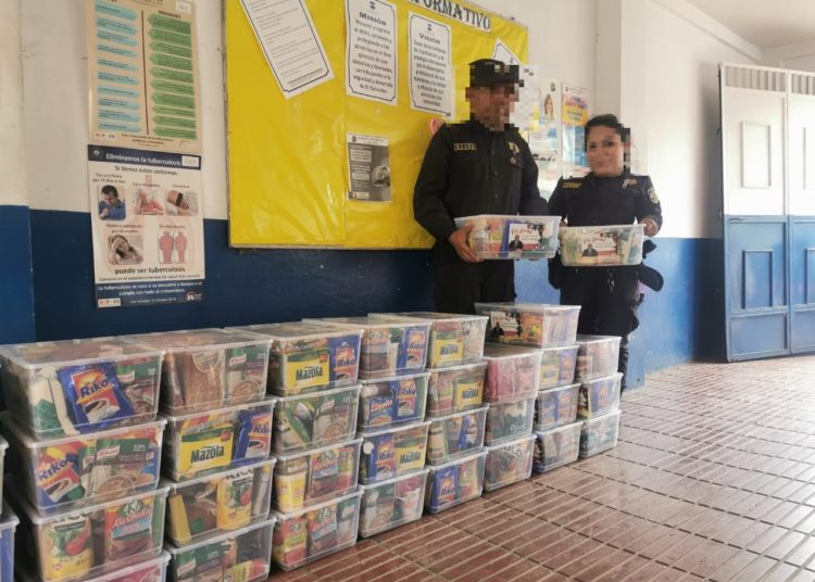 Alcalde de Sonzacate entregó canastas navideñas a miembros de la PNC