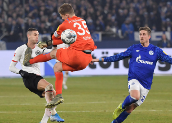 (VIDEO) Jugador sufre tremenda patada en su pecho por parte del portero rival
