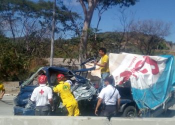 Accidente de tránsito deja al menos 10 lesionados en carretera al Puerto de La Libertad