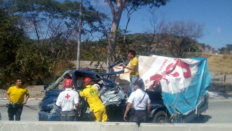 Accidente de tránsito deja al menos 10 lesionados en carretera al Puerto de La Libertad