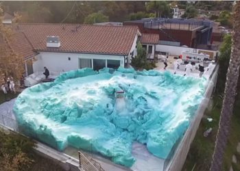 El increíble momento en que un volcán de espuma gigante explota en un patio de California