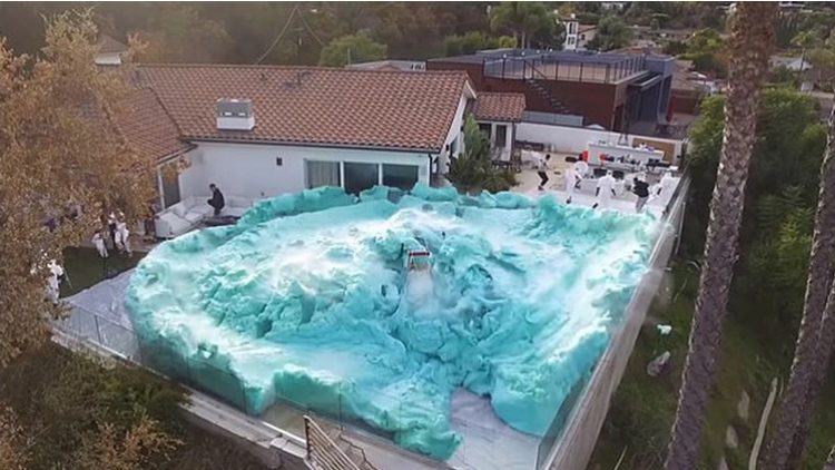El increíble momento en que un volcán de espuma gigante explota en un patio de California