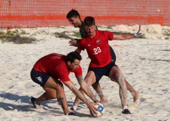 (VIDEO) Futbolista y DT del Atlante arriesgan su vida para salvar a hombre de morir ahogado