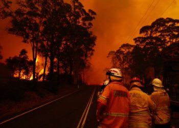Dos bomberos mueren luchando por contener incendios en Australia