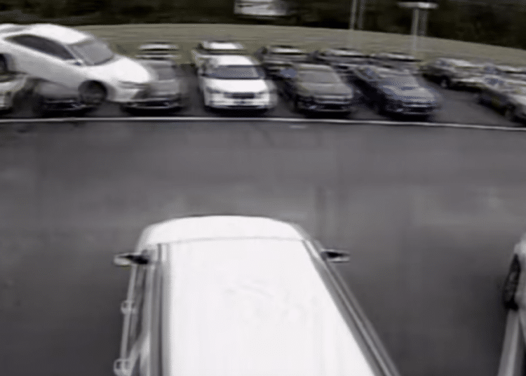 (VIDEO) Un auto hizo un salto increíble por el aire y aterrizó en un concesionario