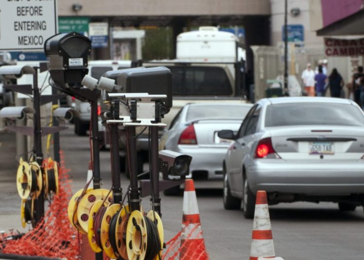 Migrantes crean nueva y arriesgada forma para intentar ingresar a EE.UU.