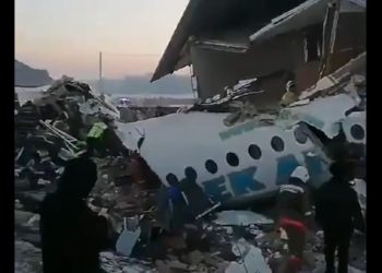 Avión con 100 personas a bordo se estrella en Kazajistán