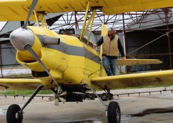 Iglesia usa avioneta para “fumigar” a su comunidad con agua bendita