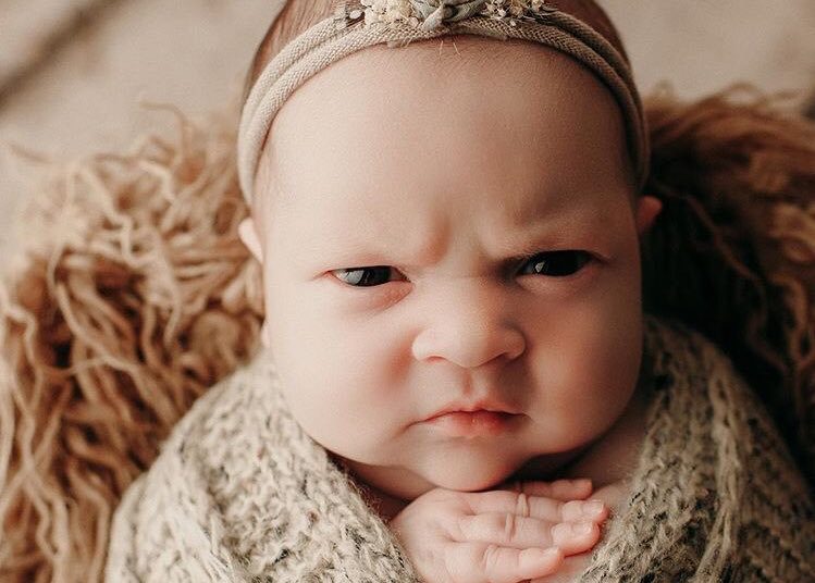 Los sorprendentes gestos de ‘molestia’ de una bebé de 2 semanas de nacida