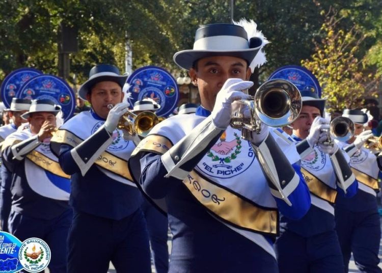 Banda El Salvador Grande como su Gente se luce en el parque de Disney