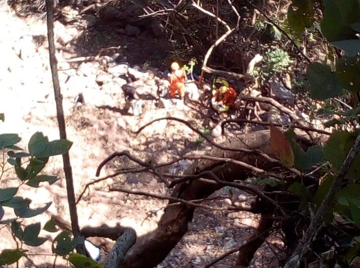 Adolescente muere al saltar a un precipicio para escapar de un grupo de soldados