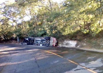 Cisterna que trasportaba combustible vuelca en San Miguel