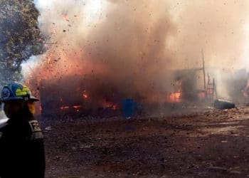Voraz incendio en Morazán consume puestos de venta de pólvora
