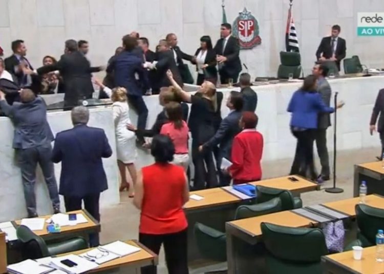 (VIDEO) Pelea masiva en la asamblea legislativa de Sao Pablo por insultos a diputados del PT