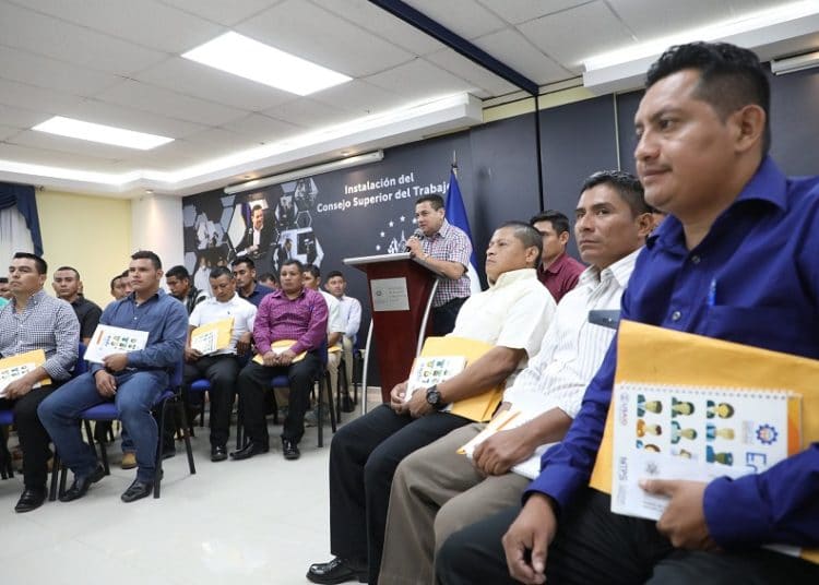 Primer grupo de salvadoreños con visas temporales de trabajo viajará este jueves a EE.UU.