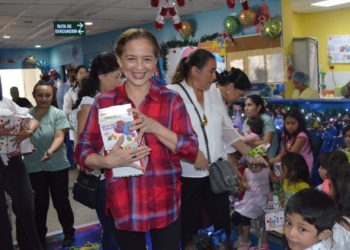 Madre de presidente Bukele entrega juguetes a niños de hospital San Rafael
