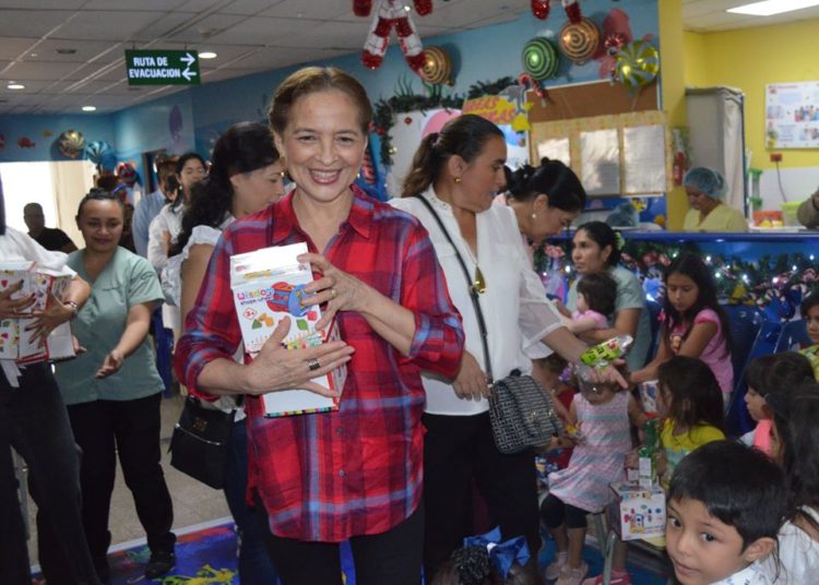 Madre de presidente Bukele entrega juguetes a niños de hospital San Rafael