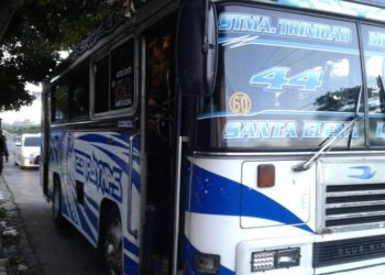 Ruta 44 en paro de labores por exigencia de renta.