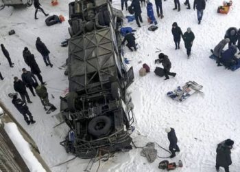 (VIDEO) Mueren 19 personas al caer autobús en un río congelado en Rusia