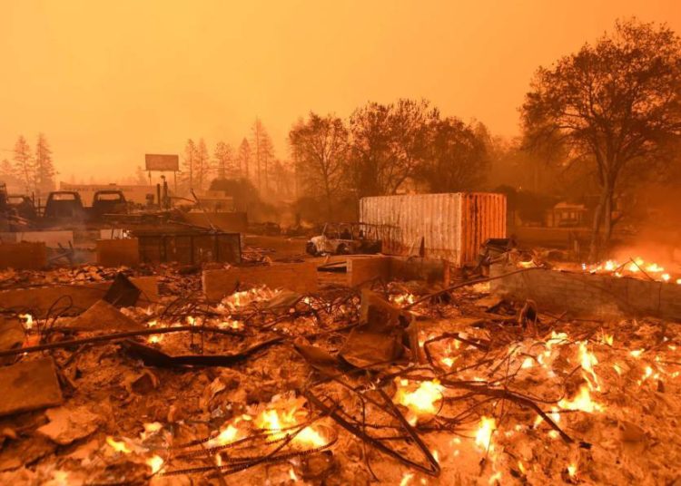 Multan por $1.700 millones a empresa de California por los incendios que dejaron más de 100 muertos