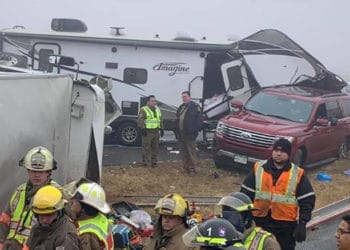 (VIDEO) Policías y periodistas se escapan de ser aplastados por un camión fuera de control