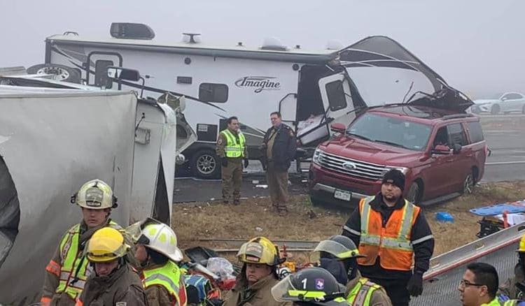 (VIDEO) Policías y periodistas se escapan de ser aplastados por un camión fuera de control