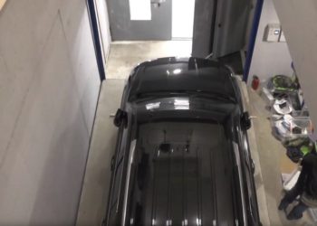 (VIDEO): Descubren un búnker subterráneo para esconder coches de lujo robados