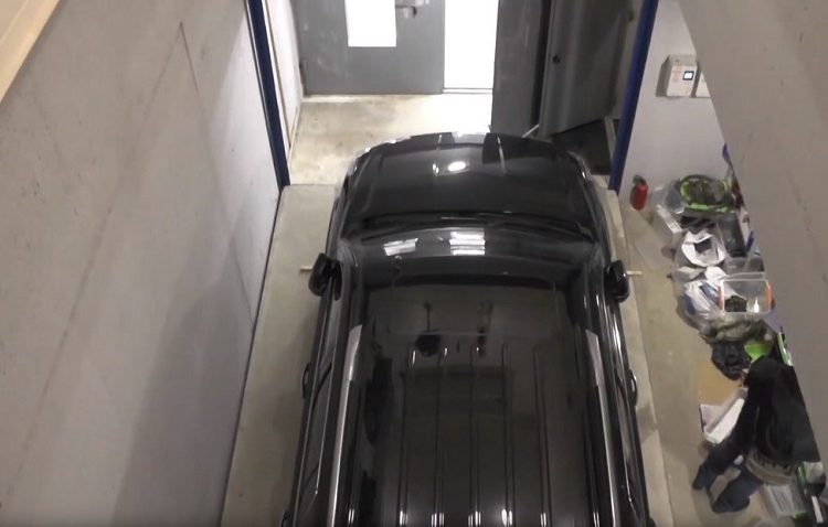 (VIDEO): Descubren un búnker subterráneo para esconder coches de lujo robados