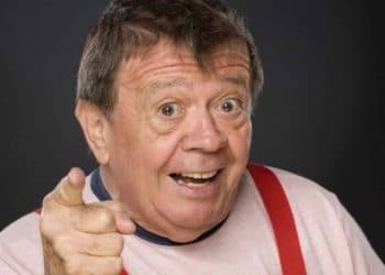 Tras rumor de muerte, ‘Chabelo’ reaparece junto a su familia