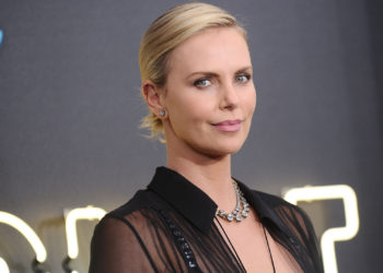 Charlize Theron habla sobre la noche que su madre mató a su padre