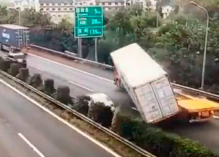 (VIDEO) Un automovilista se salva de ser aplastado por un contenedor que cae de un camión