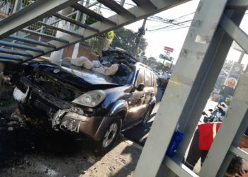 Dos mujeres resultan con lesiones tras estrellar su auto con una pasarela en Ciudad Merliot