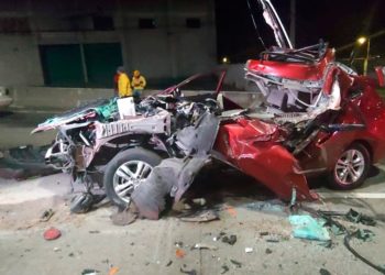 Conductor se salva de morir tras chocar con una rastra en bulevar Monseñor Romero 