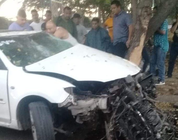 Hombre resulta con lesiones tras chocar su automóvil contra un árbol en San Miguel