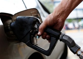 Anuncian reducción de hasta $0.04 en precios de combustibles