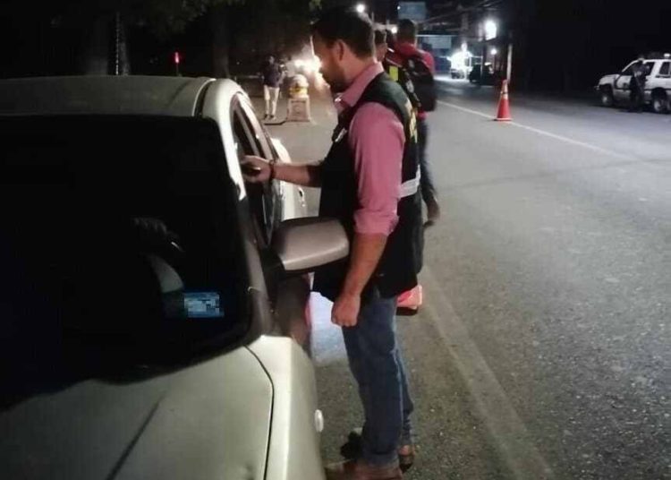 Detienen a dos conductores peligrosos en San Salvador