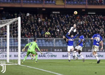 (VIDEO) Cristiano al marcar de cabeza se elevó 71 centímetros y por un segundo se mantiene en el aire