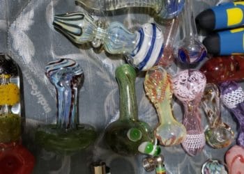 FGR decomisa material ilícito y dinero en efectivo durante 22 allanamientos