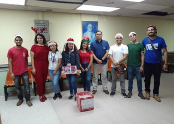 Estudiantes de la UES entregan juguetes a niños del Hospital Benjamín Bloom